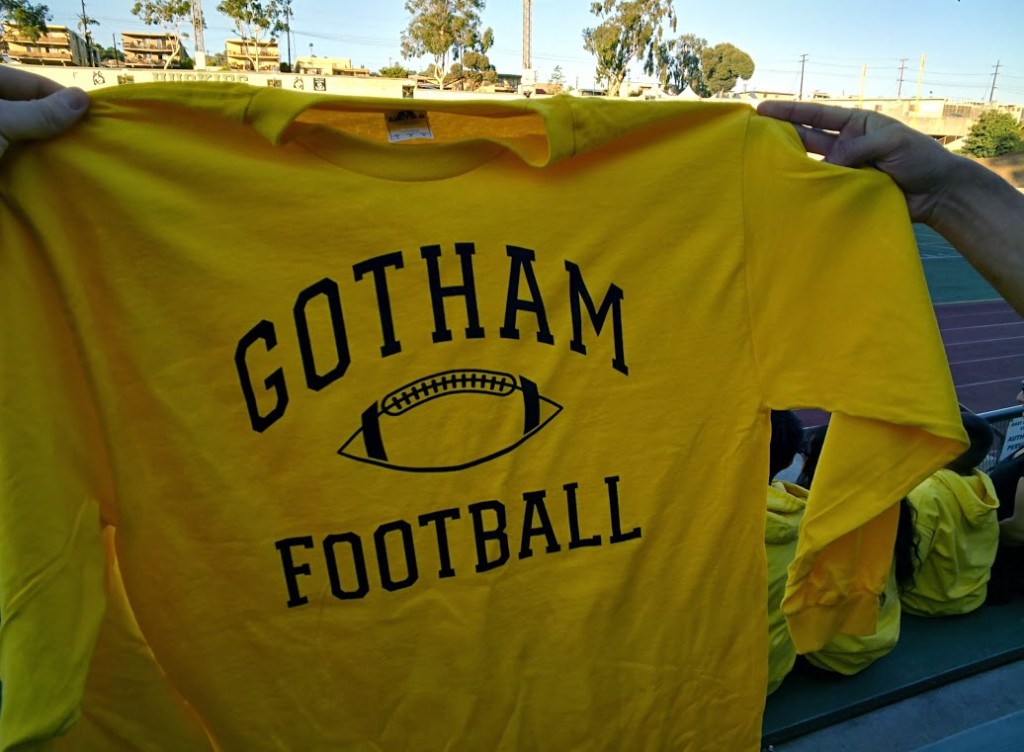 batman-vs-superman-football-tshirt